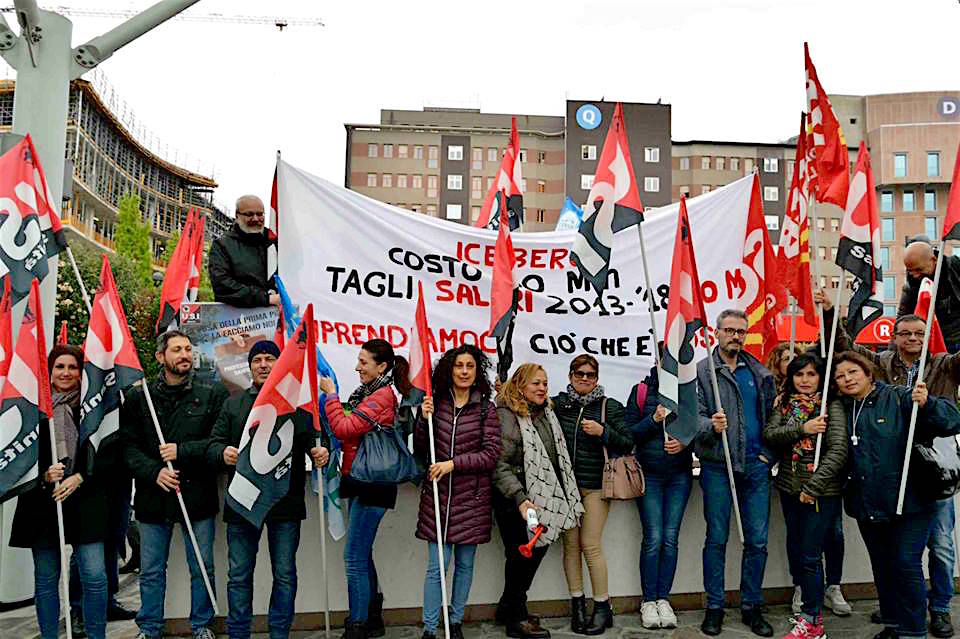 Concentración durante la huelga del pasado abril en el Hospital San Rafael, en Milán, a favor de la sanidad pública, por la contratación fija y mejoras económicas..